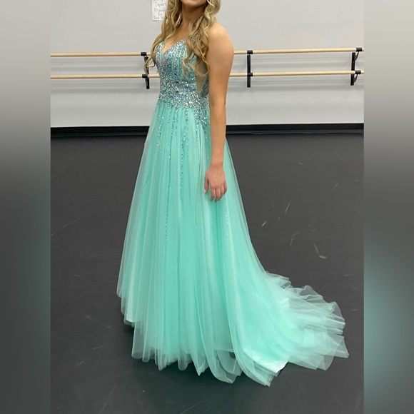 Camille La Vie prom dress in aqua. Mint condition. Worn once. Size 6 women’s - Picture 2 of 3